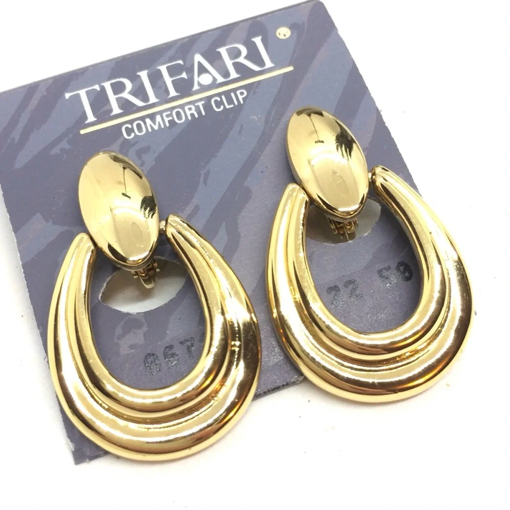 !!SOLD!! VINTAGE CROWN TRIFARI DOOR KNOCKER CLIP ON EARRINGS GOLD TONE HOOP NWT